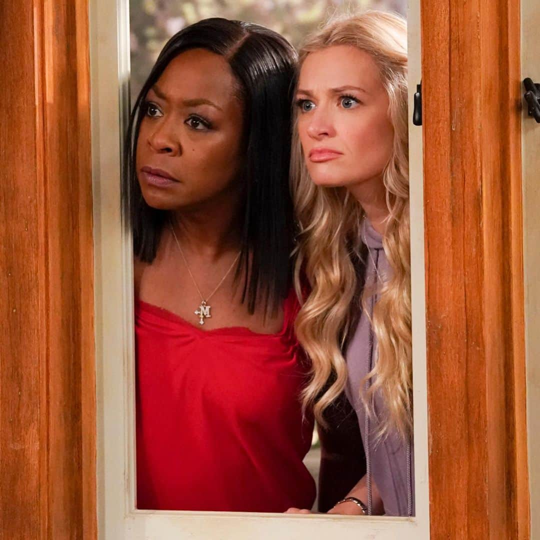 ベス・ベアーズのインスタグラム：「Don't worry ! A new episode @theneighborhood is on tomorrow night! 8pm @cbstv  @tichinaarnold @sheaunmckinney @iammaxgreenfield @cedtheentertainer」