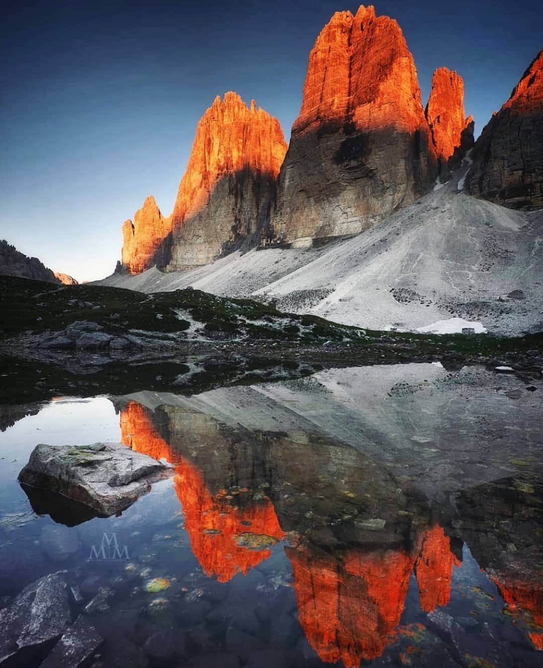 Padgramさんのインスタグラム写真 - (PadgramInstagram)「A firey sunset over the Dolomites 🏔🔥 by @pistonemassimo  #pgdaily #pgstar #pgcounty #mountains #dolomites  #planetgo #planet #planetearth #amazing #awesome #nature」12月14日 7時51分 - planet.go