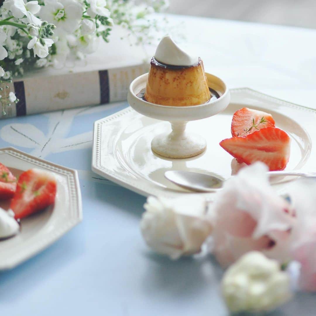 のインスタグラム：「2020.12.14 +pudding ・ 先日のプリンの 別カット^^ ・ 今日はキーンと空気が 冷たい朝^^; ・ 風邪を引かないように あったかくして 過ごさなくてはです。  #プリン#手作りおやつ #暮らしを楽しむ #器 #アンティーク#サルグミンヌ #ブロカント#オクトゴナル #スイーツ #sweets#pudding #instagram  #antique #igersjp #homemade #simplelife #nikon#flower」