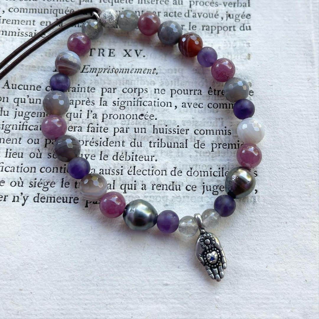 キャサリン ミッシェルさんのインスタグラム写真 - (キャサリン ミッシェルInstagram)「Rubies, Tahitian pearls, mini Mana hand , amethyst and labradorite: Custom order for my dear friend Mary 🎁✈️🎁Happy to be of service to her husband so he doesn’t have to go to the mall for hours and retour with some kitchen appliances ( he would never do that, he’s a man of good taste) #shipping #custom order #christmas #mana #jewelryasmedecinecm #luckycharms #charm #tahitianpearls #ruby」12月14日 7時48分 - catherinemichiels