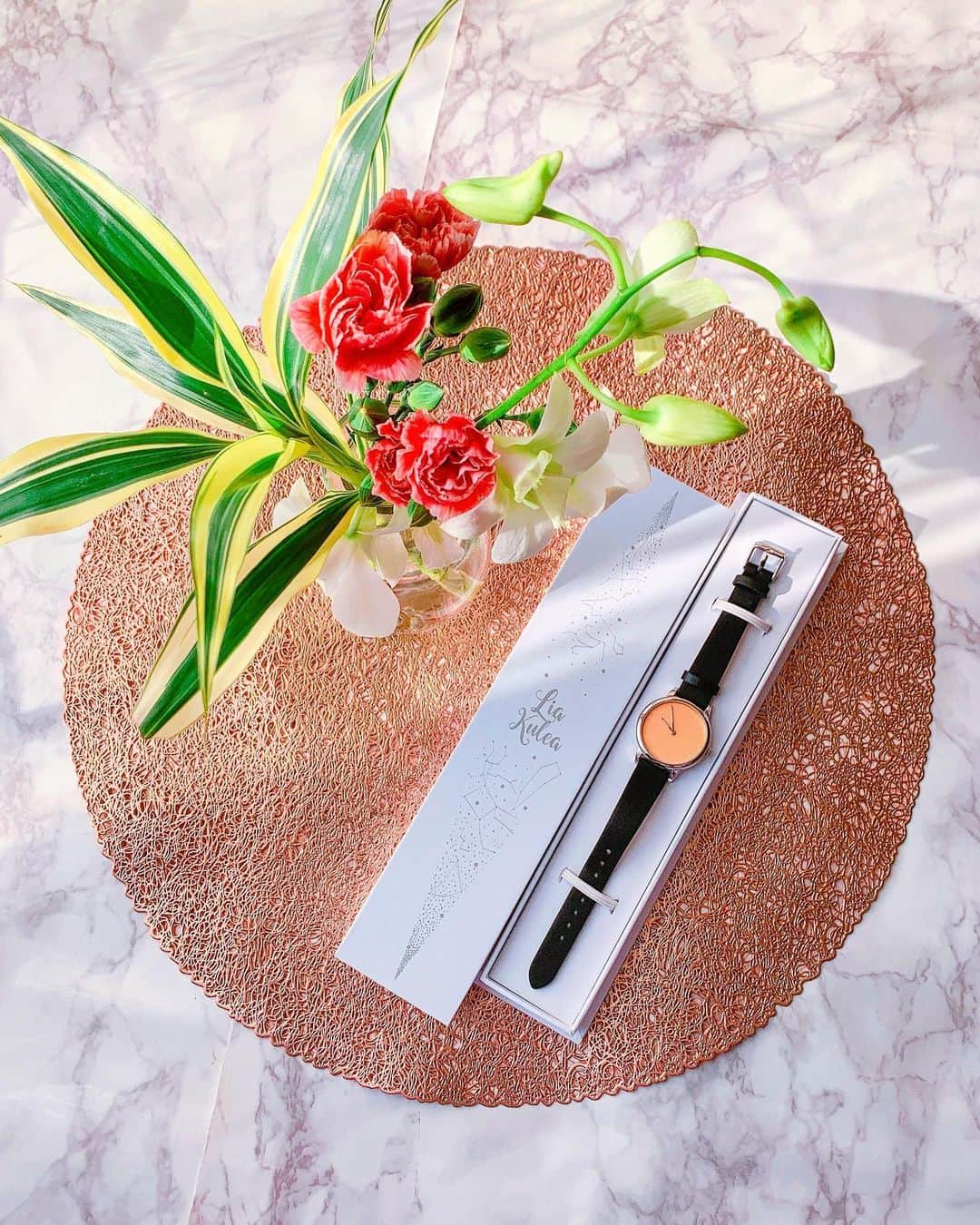 のインスタグラム：「💐💐💐  おはようございます🌞😊🌞  また一週間𝚂𝚃𝙰𝚁𝚃 寒くなるみたいなので 暖かくしてお過ごし下さい🤗  @bloomeelife  先週末届いたお花は  #デンファレ #スプレーカーネーション #ドラセナ  今回も可愛いXmas限定パッケージ✨✨ このような時期だから おうちクリスマスを楽しむのに お花があるだけで華やかになりますね🎄🎁🎅🌟  初回お届けが無料になるクーポン ■クーポンコード：miyuki ■有効期限：2020年12月31日 是非お部屋を素敵なお花で彩ってね💐  #bloomeelife  #ブルーミーライフ #花サブスク  . . ❄☃🎅🎁💕🎄🎂✨❄☃🎅🎁💕🎄🎂✨ . Xmasプレゼントはもう決まったかな？ @liakulea_japan  オレンジの珍しい文字盤🍊 普段使いするのに 32mmがヤッパリ使いやすいです✨✨  「miyuklc83』のクーポン使用で 10％OFFになります♡ ※本日より1年間有効です  大切な方へ🎁1年頑張った自分に🎁  . #腕時計 #liakulea #腕時計 #時計 #腕時計倶楽部 #手元倶楽部#リアクレア #手元倶楽部 #手元倶楽部 #Xmas#クリスマス#はなまっぷ #花束#ミニブーケ#ブーケ#季節の花#花好きな人と繋がりたい #花のある暮らし #花のある生活 #はなすたぐらむ #お花のある暮らし #お花好きな人と繋がりたい #インテリア #置き画 #置き画くら部 #置き画倶楽部 ----------------------------- 見て下さった方(*´︶`*)♡Thanks!💐」