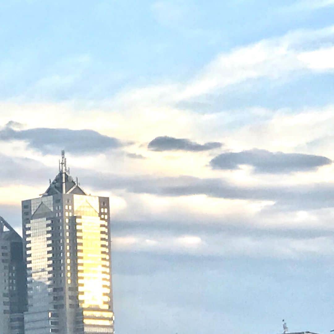 土屋眞弓のインスタグラム：「おはようございます☀ 今朝はこんな空  今日も素敵な一日を❣️  #空 #雲 #goodmorning  #goodday」