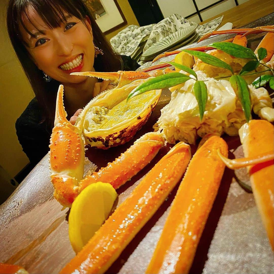 rollmakikoのインスタグラム：「日本一の蟹を食べに鳥取県へ✈️🦀 ミシュラン2つ星🌟🌟かに吉さん . 食感、香り、調理法全てに感動‼️😭 目玉飛び出る美味しさでした... . しばらくお酒飲んでなかったけど、 あまりの美味しさに蟹酒をたくさん飲んで 幸せに酔っ払いました🍶♥️ . 浮かれて蟹ピアスを買って三重から着けて行きました♥️（笑） また来年も連れてきてもらえるように仕事がんばる🦀 . #日本一の蟹 #情熱大陸 @doscoi.tatsuya777  . @kanitoriken #ウエルカニフォトチャレンジ #蟹取県  #蟹バレ #かに吉 #鳥取県の近くの歩道にて発見 #ガンバレルーヤ #蟹バレルーヤ  . #カニ味噌　#かに刺し　#松葉蟹 #蟹のフルコース #蟹ピアス #お土産に砂丘ごぼうや蟹ちくわを買ってもらった　 #のどぐろのオリーブオイル漬け  #また山陰いきたい #早くも蟹食べたい #お皿を舐めたいくらい美味しかった #蟹最高　#鳥取県最高　#ととリン #蟹をください」