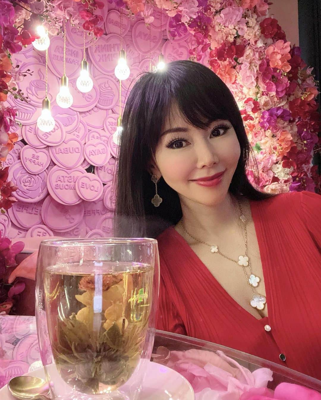 のインスタグラム：「City walkでお買い物したら  ラブリーなSaya cafeか  Secret garden by Letoへ  行くのが定番コース  #カフェ巡り #カフェ #カフェ好きな人と繋がりたい  #ドバイカフェ #ピンクカフェ #お花カフェ #sayacafedubai #citywalkdubai #ドバイ #ドバイ旅行 #ドバイ観光 #ドバイインスタ映え  #ドバイ生活  #ドバイグラム  #ドバイ在住 #海外暮らし #海外旅行 #海外旅行好きな人と繋がりたい  #タビジョ #ビジットドバイ  #ヴァンクリーフ #middleeast  #dubai #dubaitrip #dubaigram  #dubailife #dubaiinstagram  #mydubai #visitdubai」