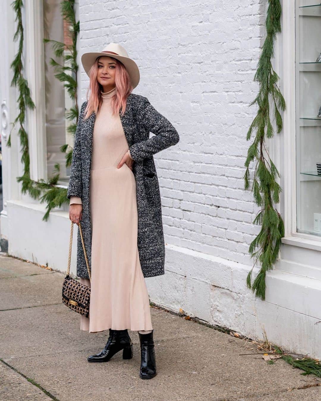 リズ・チェルカソワのインスタグラム：「Upstate New York winter is coming for me, but so far it has been tolerable enough for me to survive while wearing knit dresses, single layer coats, and cute winter hats. This won’t last much longer. I’m going to freeze to death sooner than I’m willing to admit.  This LA girl hasn’t seen a proper winter in decades. This is bound to be a rough ride. #hudsonny」