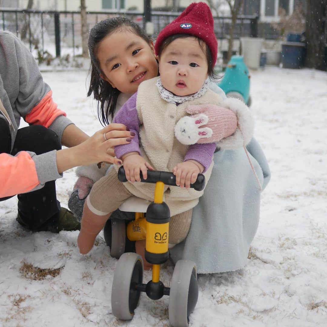 イ・ユンジのインスタグラム：「가슴찡한 어제의 너의첫눈.#유어마소울#20201213#한주를너희의맑음으로시작해본다#이번주도우리모두우리의삶에집중하자」