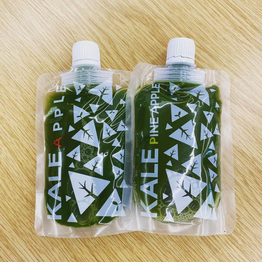 のインスタグラム：「先週、蜷川組の皆様とファスティングをしました。初ファスティングで皆さんの声を聞きつつ、私はデトックス目的とトライアルで2日間のみ、試しにやってみました。これまでかなり好きな時に食べていたので、準備段階で1kgくらい？ファスティングを始めて合計で一度3.5kg落ちて、かなり軽くなってスッキリしました！！ファスティング最中はケールファームさんから頂いたドリンクでしっかり栄養をとりながらやっていたので安心でした。少し体重は戻るかと思いますが、旦那さんのご両親から酵素ドリンクをいただいたので、今度はそれで維持をしつつ、また定期的にやりたいと思います✨  きっかけをくださった、蜷川実花さん @ninagawamika 、ケールファーム @kale__farm さん、蜷川組のみなさん✨ありがとうございました💕みんなでやったからできました✨😊  #蜷川組 #ケールファームチャレンジ #蜷川組ファスティング祭 #ファスティング #デトックス #優光泉 #kalefarm #beuty」