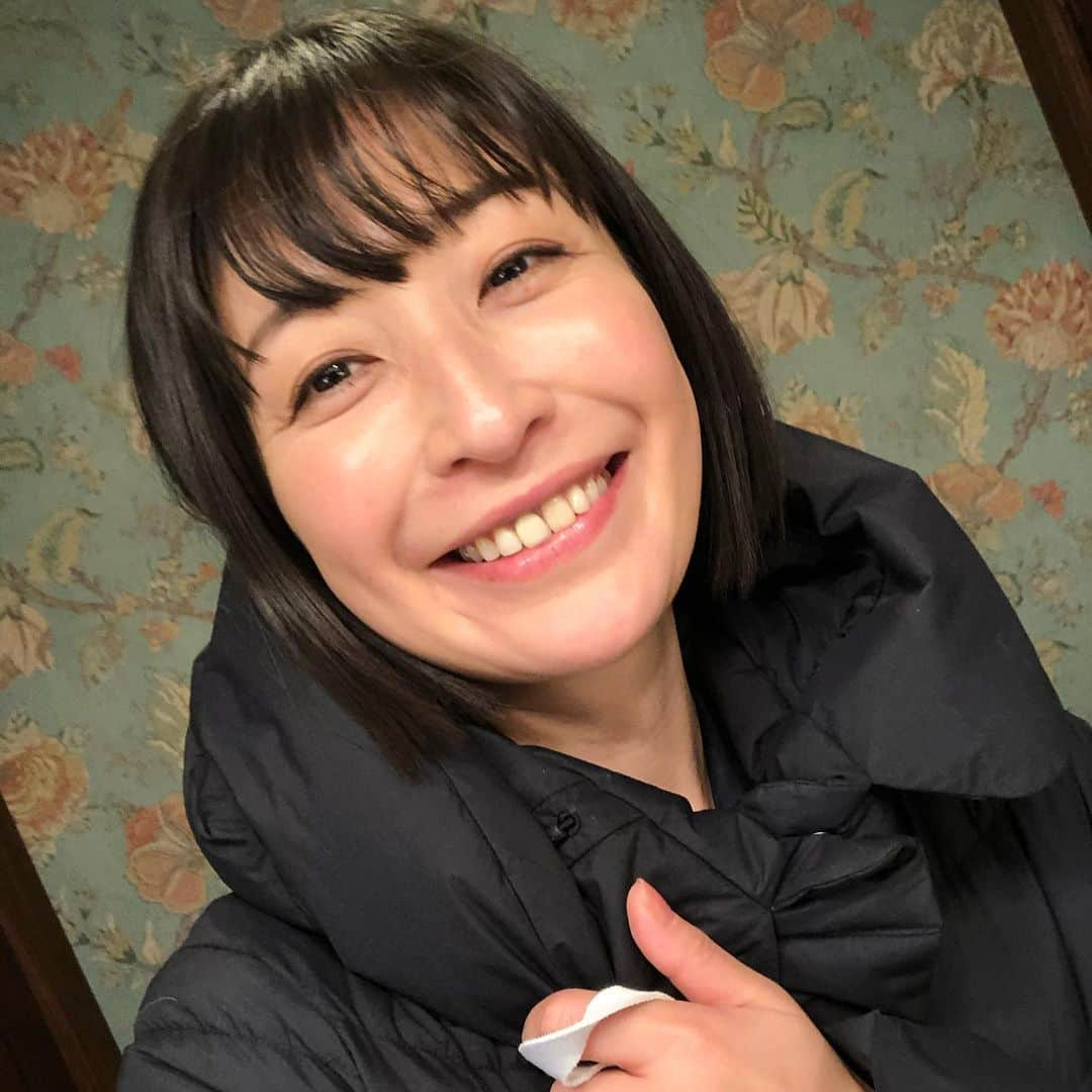 小野真弓さんのインスタグラム写真 - (小野真弓Instagram)「おはようございます^ ^ ちょっと風が強めの朝です🍂 真冬並の寒さという噂。。❄( ・∇・)️ あたたかくしてお出かけくださいね🧣☃️☺️ #わん散歩#ドッグラン#防寒いのち #チワワ#ハナちゃん#シニア犬 #チワマル#ハルくん#若造犬 #いぬばか部 #いぬすたぐらむ #chihuahua #maltese #mixdog #doglover #dogpark #助手席#到着わくわく犬#ドライブボックス #今朝の朝焼け#千葉暮らし#犬のいる暮らし 🐾寒くても、あさんぽいのち、 犬だもの。🐶ハル 👣わんさんぽ、おしゃれわすれる 色気なし。🙋‍♀️かーさん 🐾カンガルー、ああカンガルー カンガルー。♨️🦘ハナ 平和な朝でございます( ´ ▽ ` ) さて 今日も、良い一日を〜🌈😷 *\(^o^)/*」12月14日 8時07分 - hanaharuaroi