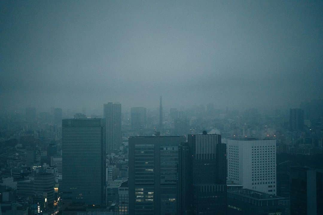 haru wagnusのインスタグラム：「Morning mood of @parkhyatttokyo  ㅤㅤㅤㅤㅤㅤㅤㅤㅤㅤㅤㅤㅤ Good morning ✨ ㅤㅤㅤㅤㅤㅤㅤㅤㅤㅤㅤㅤㅤ 夜明けの景色から１日がはじまり、朝食をパークハイアット東京のGirandole(ジランドール)でいただきました。 ㅤㅤㅤㅤㅤㅤㅤㅤㅤㅤㅤㅤㅤ アートに包まれたヨーロピアンスタイルなレストラン、こんなご時世ですが、丁寧に、しかし世界観を損なわずに配慮された対策をされているのが嬉しく、安心します。 ㅤㅤㅤㅤㅤㅤㅤㅤㅤㅤㅤㅤㅤ ブッフェ、クラシックフレンチな朝食のエッグベネディクト、オムレツ、フレンチトーストなどなど多くのホテルメイドな美味しいお料理を楽しみました☺︎ ㅤㅤㅤㅤㅤㅤㅤㅤㅤㅤㅤㅤㅤ あなたの、素敵な記念日や、大切な人と訪れていただきたいホテルの素敵かレストランです。 ㅤㅤㅤㅤㅤㅤㅤㅤㅤㅤㅤㅤㅤ ㅤㅤㅤㅤㅤㅤㅤㅤㅤㅤㅤㅤㅤ #parkhyatttokyo  #girandole #pr」