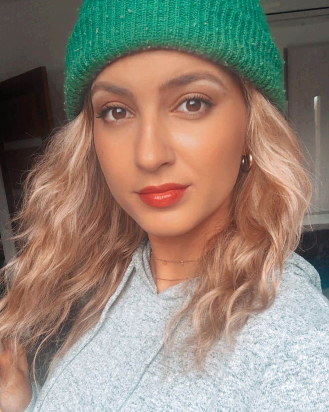 トーライ・ケリーのインスタグラム：「happy sundaaaay!!♥️ (shout out to this filter making me look tan when really i’m out here livin that winter quarantine pale skin life😂)」