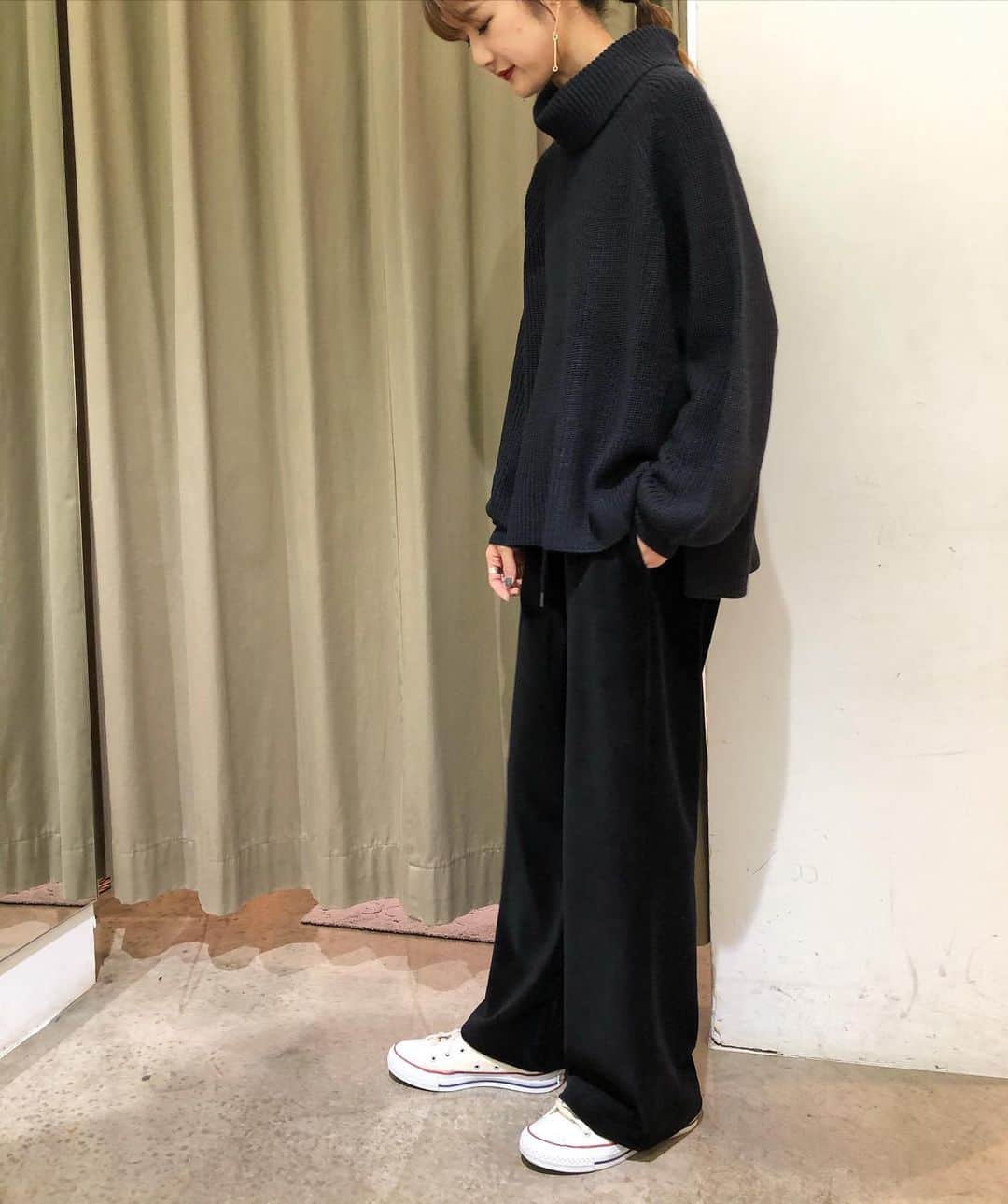 GATHER yamatoさんのインスタグラム写真 - (GATHER yamatoInstagram)「前ポストと 色を替えただけ。 いつものアイテムで ワンツーコーデ。 オフタートルニット コーデュロイのイージーパンツ ビッグシルエットの襟なしアウター。  シンプルだけど 選ぶもので こんなに感度よく。 細身を選ばないことが 今年っぽさの秘訣。 ______________________ オフタートルニット 9900円 コート 17600円 #donamarie  全て税込み コーデュロイパンツ #munich  * 会員様は会員価格になります！ #まめっちカジュアル #まめっちコーディネート  #winterfashion」12月14日 8時20分 - gather_select