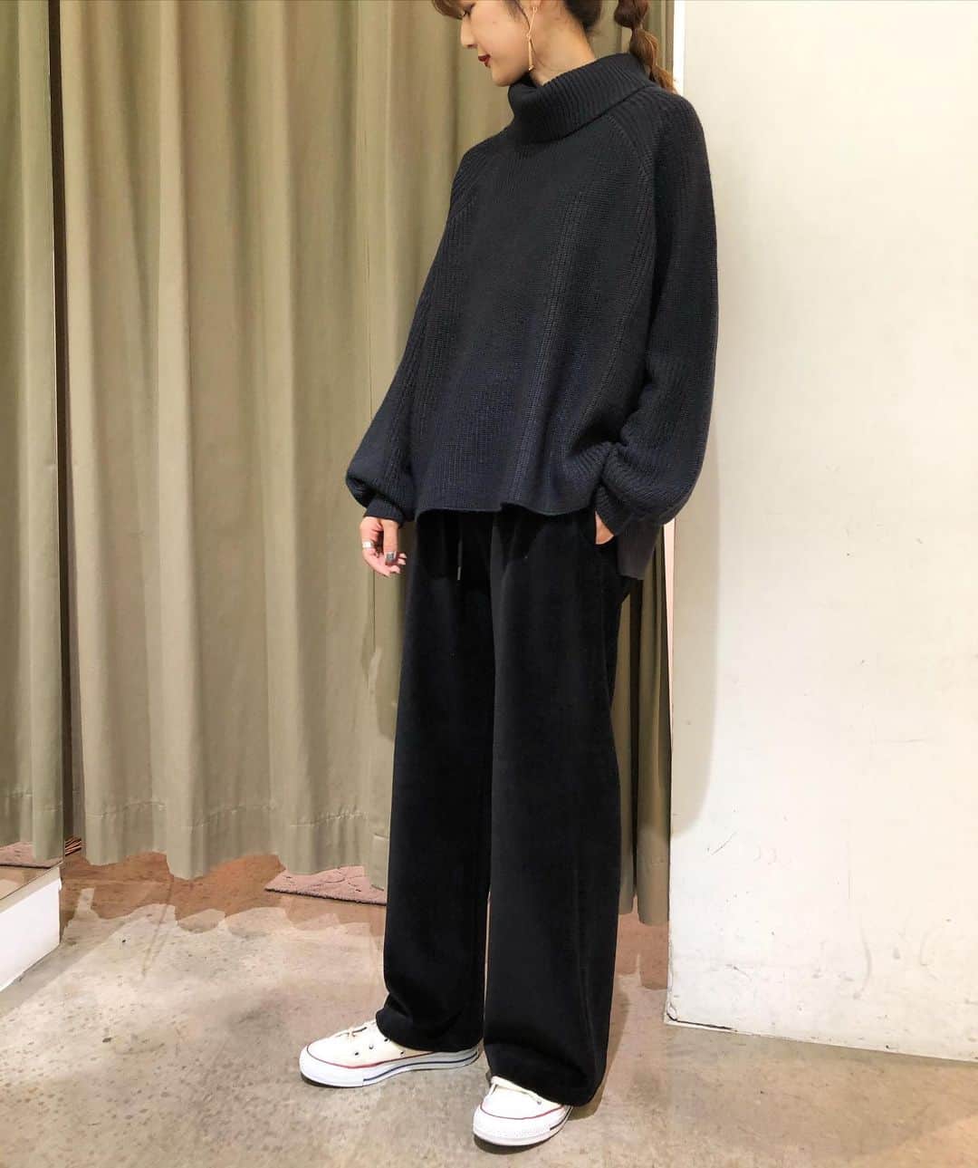 GATHER yamatoさんのインスタグラム写真 - (GATHER yamatoInstagram)「前ポストと 色を替えただけ。 いつものアイテムで ワンツーコーデ。 オフタートルニット コーデュロイのイージーパンツ ビッグシルエットの襟なしアウター。  シンプルだけど 選ぶもので こんなに感度よく。 細身を選ばないことが 今年っぽさの秘訣。 ______________________ オフタートルニット 9900円 コート 17600円 #donamarie  全て税込み コーデュロイパンツ #munich  * 会員様は会員価格になります！ #まめっちカジュアル #まめっちコーディネート  #winterfashion」12月14日 8時20分 - gather_select