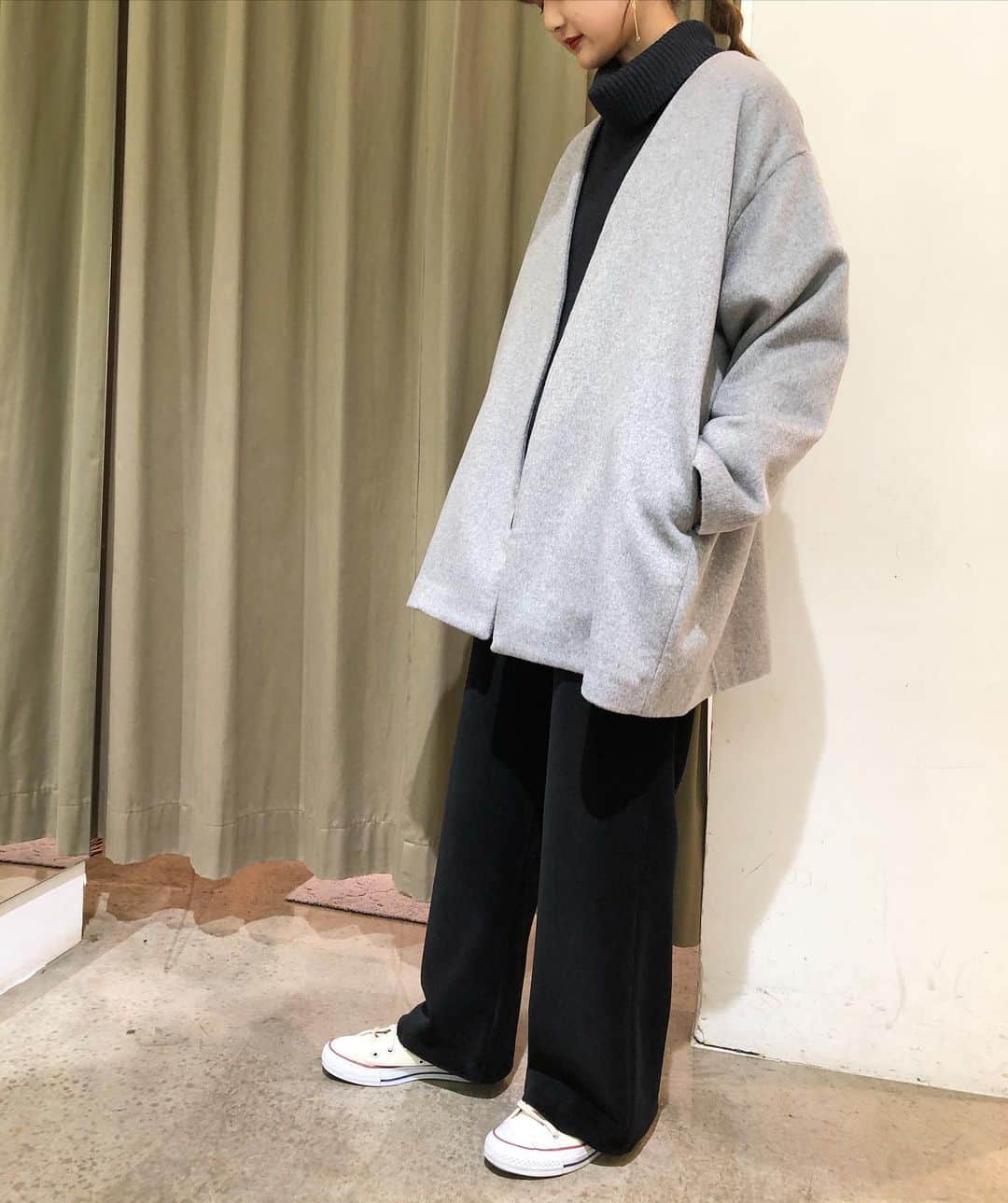 GATHER yamatoさんのインスタグラム写真 - (GATHER yamatoInstagram)「前ポストと 色を替えただけ。 いつものアイテムで ワンツーコーデ。 オフタートルニット コーデュロイのイージーパンツ ビッグシルエットの襟なしアウター。  シンプルだけど 選ぶもので こんなに感度よく。 細身を選ばないことが 今年っぽさの秘訣。 ______________________ オフタートルニット 9900円 コート 17600円 #donamarie  全て税込み コーデュロイパンツ #munich  * 会員様は会員価格になります！ #まめっちカジュアル #まめっちコーディネート  #winterfashion」12月14日 8時20分 - gather_select