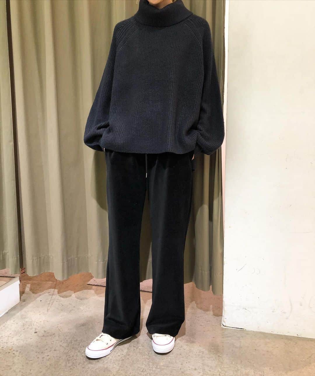 GATHER yamatoさんのインスタグラム写真 - (GATHER yamatoInstagram)「前ポストと 色を替えただけ。 いつものアイテムで ワンツーコーデ。 オフタートルニット コーデュロイのイージーパンツ ビッグシルエットの襟なしアウター。  シンプルだけど 選ぶもので こんなに感度よく。 細身を選ばないことが 今年っぽさの秘訣。 ______________________ オフタートルニット 9900円 コート 17600円 #donamarie  全て税込み コーデュロイパンツ #munich  * 会員様は会員価格になります！ #まめっちカジュアル #まめっちコーディネート  #winterfashion」12月14日 8時20分 - gather_select