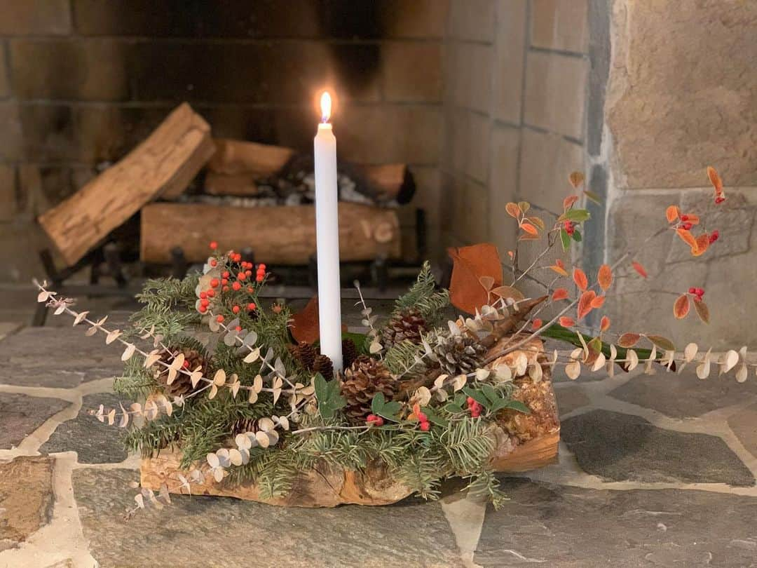 サラ・ラファティさんのインスタグラム写真 - (サラ・ラファティInstagram)「Gonna glue gun the shizzzz out of this lock down Christmas. #yulelog #julelogifyourefancy #wewillnotburnunattended.」12月14日 8時21分 - iamsarahgrafferty