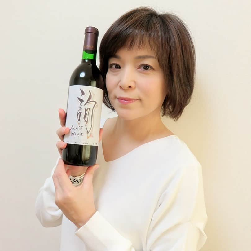 石原詢子さんのインスタグラム写真 - (石原詢子Instagram)「【詢's WINE】のラベルのデザインを致しました。 飲み口も良く、私好みの重さの赤ワイン！ 12月24日(木)の『インスタ クリスマスライブ』で一緒に乾杯しましょう！ 詳しくは私のホームページをご覧くださいね！  #石原詢子 #詢ズWINE #美味しいワイン #公式ホームページ #詳細 #載ってます #クリスマスライブ に #乾杯 #しましょう #ほどよい #重さ #飲み口 #よい」12月14日 8時23分 - junko_ishihara.official