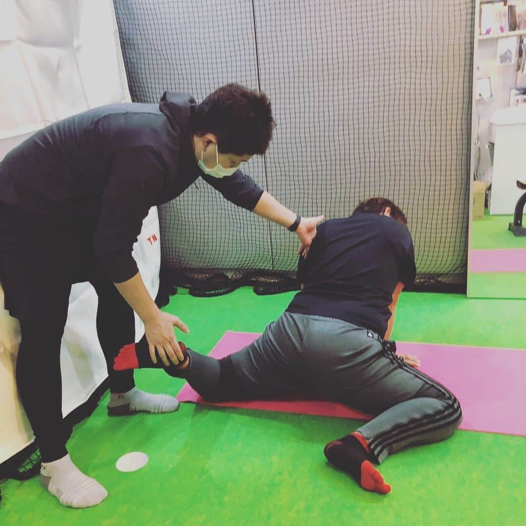 天沼知恵子さんのインスタグラム写真 - (天沼知恵子Instagram)「硬い、硬い！！ 腰のボルトかばうのはわかっているけど、硬い！  今日もトレーニング頑張りました！！  鍛えるだけでは身体の反応はあがらないね！^_^  #コンディションニング  #麻布ジム #インパクトボディ #斉藤トレーナー」12月14日 13時58分 - amanuma_chan.impact_a_body