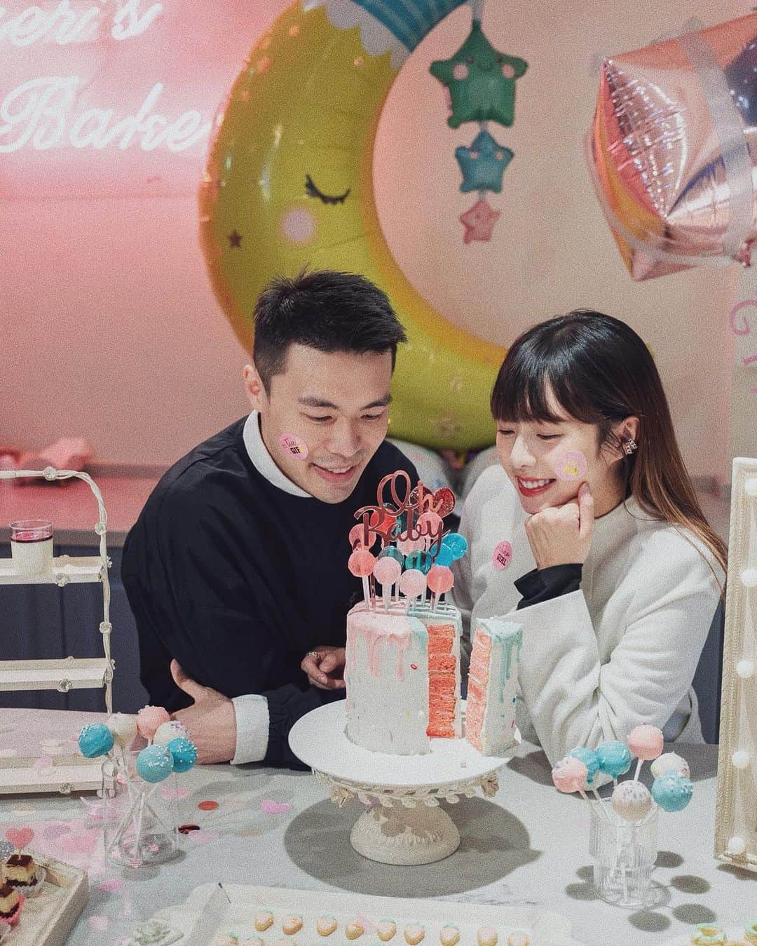 Dewi Chienのインスタグラム：「- 從以前就希望以後一定要生個女兒，覺得女兒通常愛撒嬌又貼心，長大感覺也比較會陪媽媽，可能因為我們家就是這樣的三個女兒（自己講^_^）導致我一直有這樣美好的幻想～～所以其實很開心寶寶是個女孩，但老實說⋯知道後我們居然就開始狂擔心（尤其是賴先生）已經在策劃以後要怎麼管教（控制）他女兒了哈哈哈😂😂😂這樣正常嗎？！」