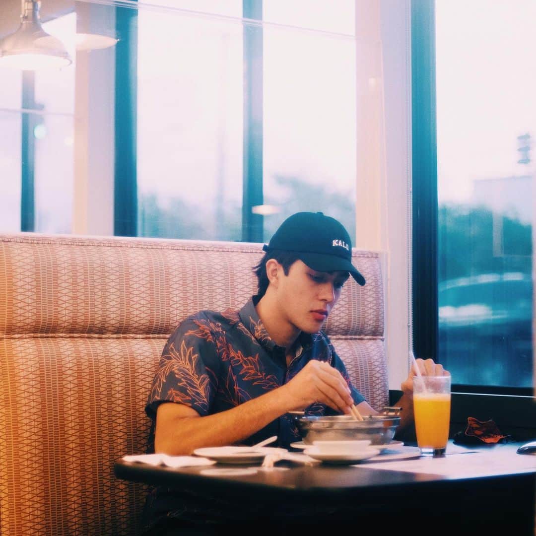 Zippy's Restaurantsのインスタグラム：「Keep it classy and fun with a Zippy’s x Ari South Kā’opua Shirt while dining on a Zip Min and Orange Bang.」