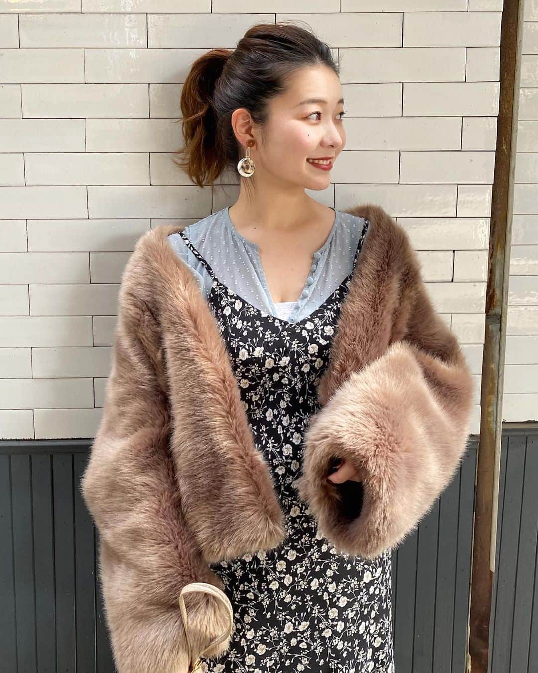 のインスタグラム：「昨日載せたコーデの時のアウターは﻿ めっちゃヘビロテしてる﻿ エコファーコートのブラウン😊♡﻿ ﻿ 今月再入荷なので前回買えなかった！﻿ って方は今がチャンスです◎﻿ ﻿ ほんまにかたちが可愛いから﻿ 何に合わせてもオシャレに見えて﻿ 大好き〜〜🥰﻿ —————————————————﻿ コーデ詳細は @mercuryduo_chizuru ﻿ TOPのURLからチェックしてね✔」