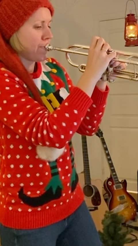 ティーネ・ティング・ヘルセットのインスタグラム：「13th of December: My Advent Calendar:  "Hymne" by Nils Larsen arr: Jarle Storløkken  It's time to light a candle 🙂   Hope you like it!  T x  @gunnarflagstad @earlbigloop #julekalender #adventcalendar #hymne #christmas   Jarle and Gunnar joined me to record 24 songs in 1 day...!! We had so much fun!  I will post one video every day until Christmas. Hopefully this will bring some extra holiday spirit 🎄   🌟」