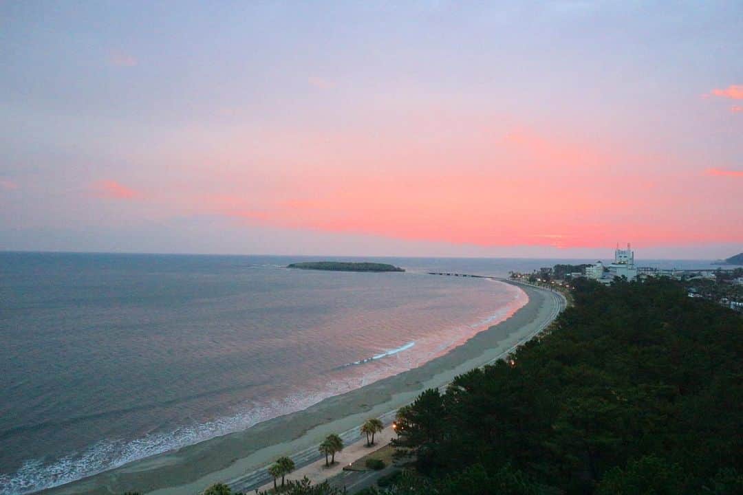 RENA のインスタグラム：「Good morning 🌄 ． ７時に目が覚めた時、朝焼けがすっごく綺麗だったのに5分寝てしまったらオレンジがこれだけになってしまっていた ． あっという間に終わってしまう時間に改めてびっくりした ． 時間は大切に過ごさなきゃと思わせてくれた今朝の青島🌊 ． ． ． #hometown #morningsun #beachlife #wavesound #local #miyazaki #朝陽 #海のある生活 #地元 #宮崎 #青島」