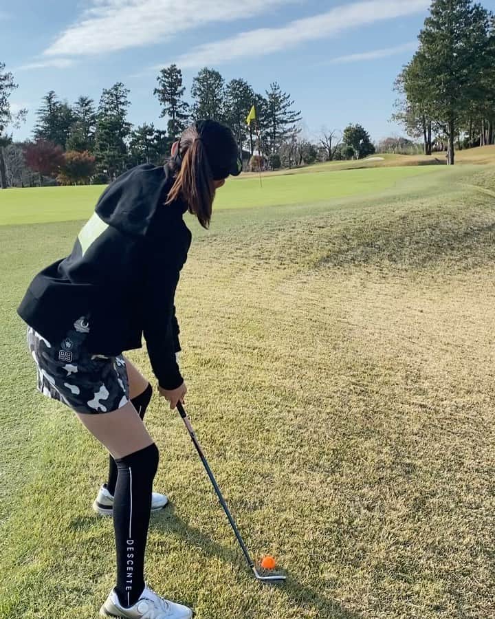 のインスタグラム：「. めっちゃ近いてよくいうセリフ♡ でもだいたいそこまででもない😂 . でもでも今回は結構近かったです😊❤️ . . . #ゴルフ#golf#⛳️#ゴルフ女子#ゴルフ好き#ゴルフウエア#ゴルフコーデ#ゴルフスイング#골프 #골프웨어 #골프스윙 #여행 #해외여행 #골프스타그램 #골프중독 #와인 #소주 #좋은시간 #vivigolf#ビビゴルフ#アルチビオ#アルチビオコーデ#アプローチ」