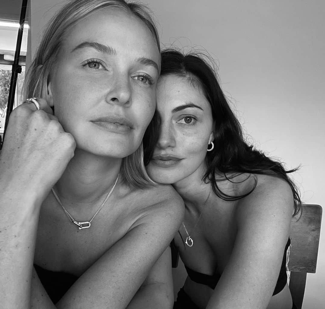 フィービー・トンキンのインスタグラム：「Cozy weekend @laraworthington laraworthington and I for #TiffanyFavorites @tiffanyandco #TiffanyPartner ✨」