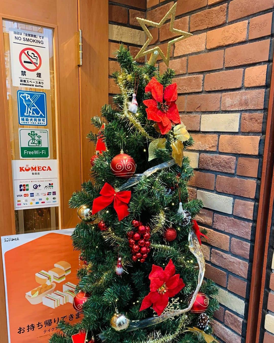 のインスタグラム：「おはようございます(๑′ᴗ‵๑)✨  #1日1クリスマスツリーinKOBE #コメダ珈琲神戸元町店」