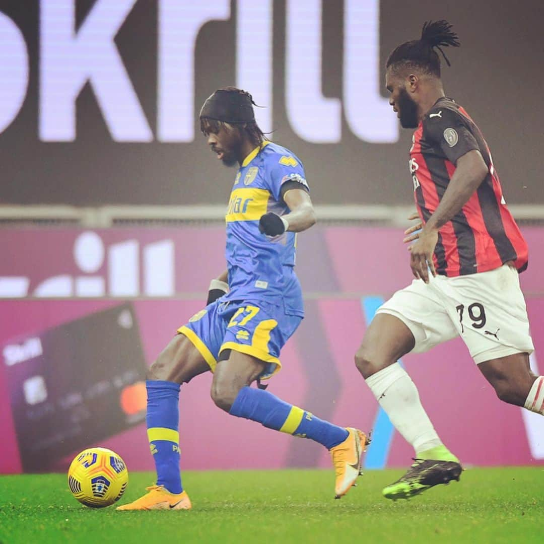 ジェルヴィーニョさんのインスタグラム写真 - (ジェルヴィーニョInstagram)「Great team work !!! #ForzaParma  Milan vs Parma ______________________________________ @parmacalcio1913 💛💙 @andreacantini.photos 📸 ________________________________________   #seriea  #italia  #gameday  #parma  #milano」12月14日 8時43分 - gervinhofficial