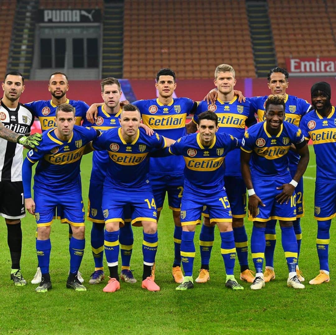 ジェルヴィーニョさんのインスタグラム写真 - (ジェルヴィーニョInstagram)「Great team work !!! #ForzaParma  Milan vs Parma ______________________________________ @parmacalcio1913 💛💙 @andreacantini.photos 📸 ________________________________________   #seriea  #italia  #gameday  #parma  #milano」12月14日 8時43分 - gervinhofficial