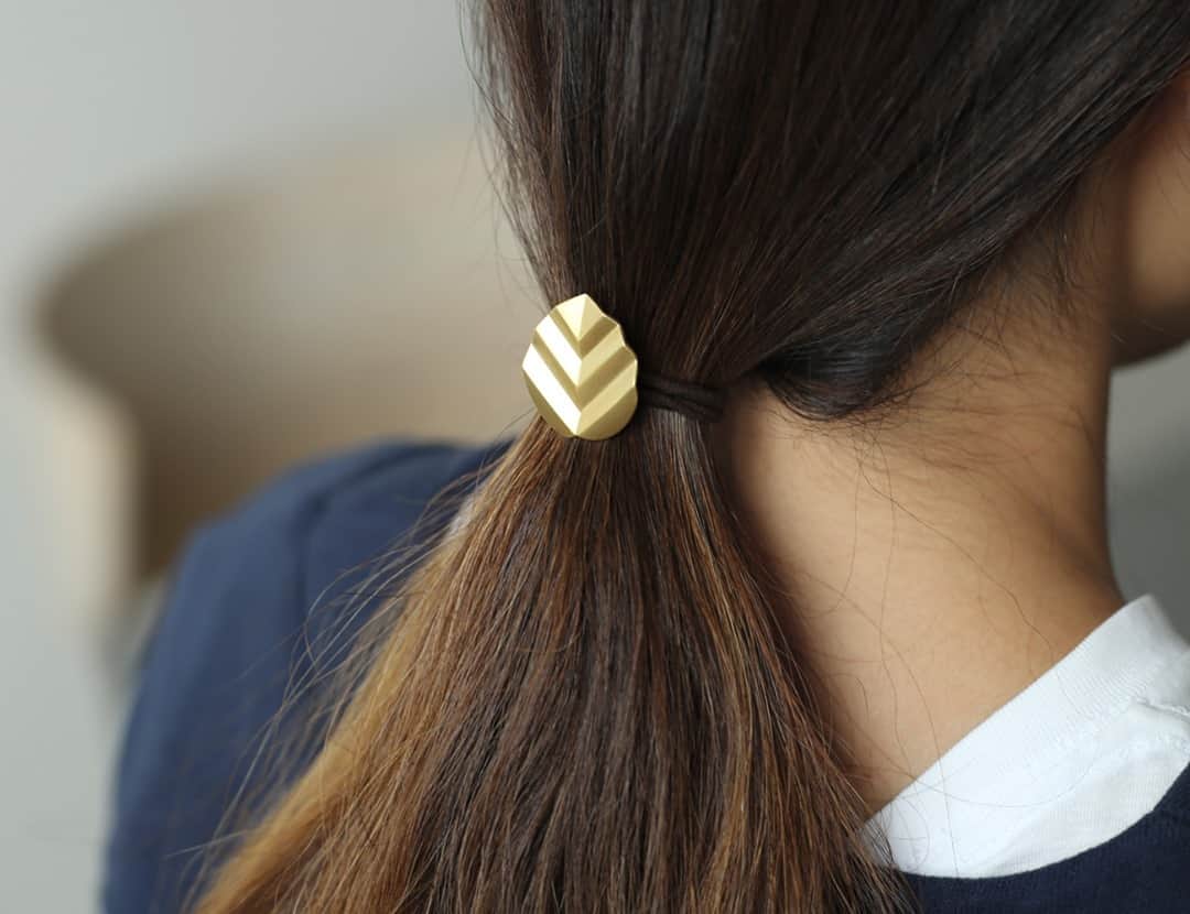 のインスタグラム：「「YURI MIYATA」 - In The Forest Hair Tie　ヘアゴム -  お待たせいたしました！ お問い合わせの多い「YURI MIYATA」のヘアアクセサリー 再入荷しております！ 山や森の中で見つけた様々な自然をモチーフにしていて 立体的なデザインが特徴です。  ◎商品は当店トップページのバナーorプロフィールからどうぞ。 ▶︎ @kozlife_tokyo  #KOZLIFE #outfit #fashion #instadaily #instagood #ootd #fashionaddict #instafashion #Jewelry #yurimiyata #japan nature #naturelover #INTHEFOREST #アクセサリー #暮らし #今日のコーデ #ジュエリー #シンプル #ファッション #コーディネート #アクセサリー #ユリミヤタ #ヘアアクセサリー #ヘアアレンジ」