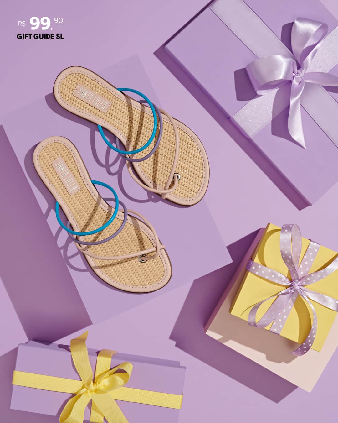 Santa Lollaのインスタグラム：「Tem mix de estilos nessa flat, que faz parte da seleção especial na nossa curadoria de presentes! As tiras finas coloridas fazem o contraponto ideal com o solado mais rústico em palha. [ 0488.2CCC.01A2.01D8 • R$99,90 ] #santalollaverao21 #giftguideSL #flats #comfy」