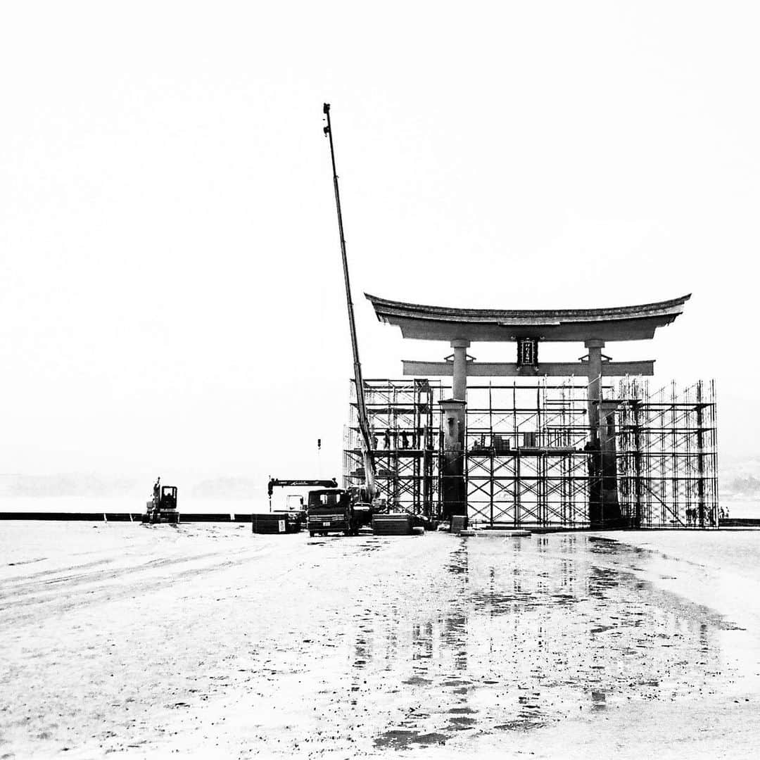 東京DANDYのインスタグラム：「Preparation, renovation, rejuvenation, celebration. All in good time. Itsukushima Shrine, Hiroshima Prefecture (2019)   #shrine #itsukushimashrine #35mm #filmphotography #japan #hiroshima  #miyajima #tori」