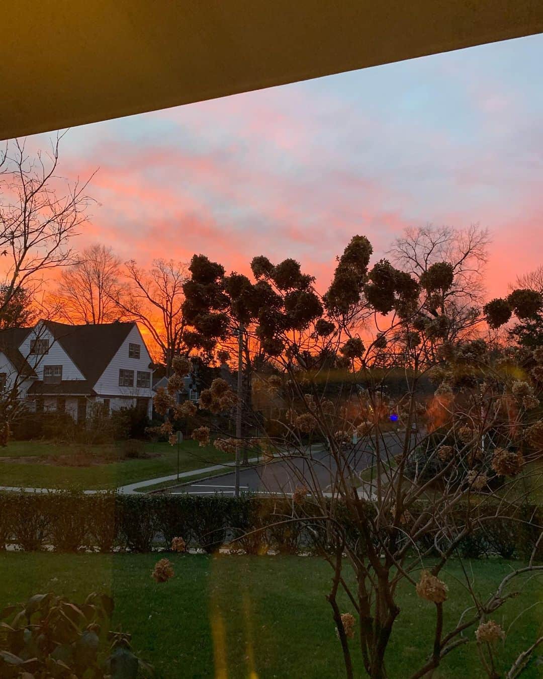 クリステン・コノリーのインスタグラム：「tonight’s sunset, flexing ❤️🧡💜💙」