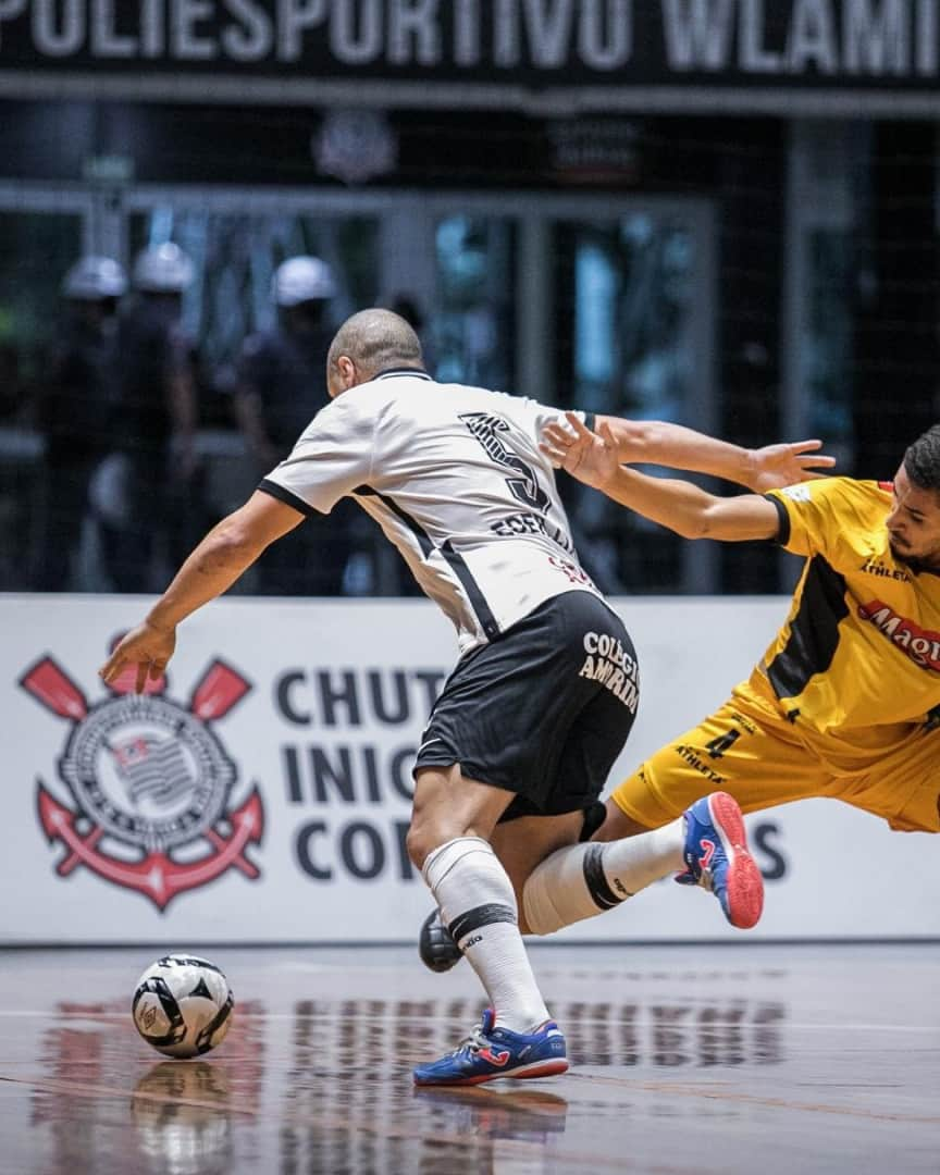 コリンチャンスさんのインスタグラム写真 - (コリンチャンスInstagram)「Pelo jogo de ida da final da @lnfoficial, o @sccorinthians.futsal empatou com o Magnus por 1 a 1, gol de Deives - o seu 100º com a camisa alvinegra. A volta acontece no domingo (20) às 13h15, em Sorocaba, com transmissão do @sportv.⠀ ⠀ 📸 Yuri Gomes⠀ ⠀ #CorinthiansFutsal ⠀ #VaiCorinthians」12月14日 9時02分 - corinthians