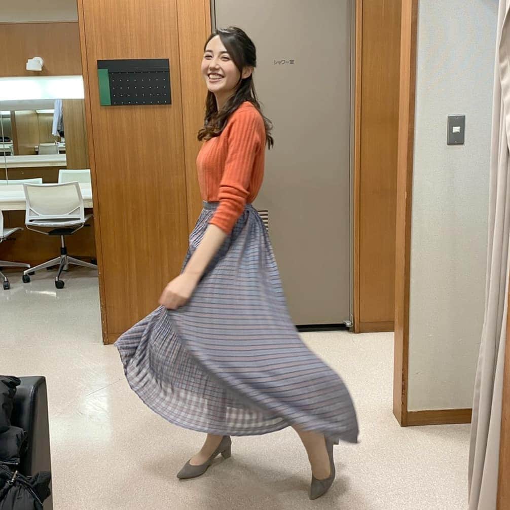 TBS「はやドキ！」のインスタグラム：「躍動感を出してみよう！と撮ってみました🤳﻿﻿ ﻿﻿ 純菜ちゃんのチェックスカートの広がり方がいい感じ😊✨﻿﻿ ﻿﻿ くるくるっとまわってる所を連写してたらいい笑顔を撮影できましたよ😘❤️﻿﻿ ﻿﻿ ﻿﻿ 小野寺﻿﻿ ﻿﻿ ﻿﻿ #ootd﻿﻿ #山形純菜﻿﻿ #小野寺結衣﻿﻿ #アナウンサー﻿﻿ #はやドキ﻿﻿ #tbs﻿﻿ ﻿﻿ ﻿﻿」