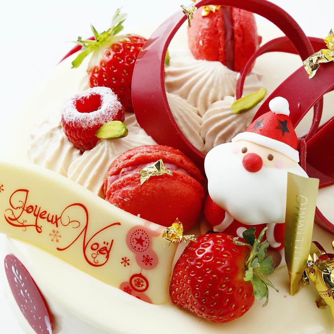eguchikazuakiのインスタグラム：「おはようございます😃﻿ ﻿ 連休もあってクリスマスケーキかけこみ予約‼️﻿ がっつりありがとうございます🎄﻿ ラボは数字見てきっちり調整するのが仕事、頑張ってくれています👍﻿ ﻿ 何も考えないで仕事してるとこの時期辛いです﻿ 12月は特に段取りがすべてですからね😊﻿ ﻿ このサンタさんが可愛いケーキ【プリューム】﻿ ・ベリーと軽いライムのジュレ﻿ ・イチゴの軽いムースとフランボワーズコンフィ﻿ 全体はホワイトチョコレートムース﻿ 中に忍ばせたスポンジは表面に刻んだホワイトチョコレートを散りばめて焼き上げます🍾﻿ これが美味い、こんな生地ない、ベリーとよく合う﻿ ﻿ 子供でも楽しめるケーキです﻿ 大人はシャンパンや白ワインをぜひ﻿ 私はシャンパンとバタールを開けようかな🎄🎄﻿ ﻿ クリスマスケーキだけを食べるんじゃなくて食事した後にチーズやってもいいな‼️﻿ ﻿ 皆さんそれぞれのクリスマスを楽しんでくださいね﻿ クリスマスプレゼントの準備は万全ですか❓👋🏻﻿  #delimmo #デリーモ #クリスマスケーキ #クリスマスプレゼント #プレゼント #ケーキ #いちご #ショートケーキ #サンタ #サンタクロース #今年もよろしくお願いします #マカロン #フランボワーズ #ホワイトチョコレート #パティシエ #ショコラティエ #eguchikazuaki #江口和明」
