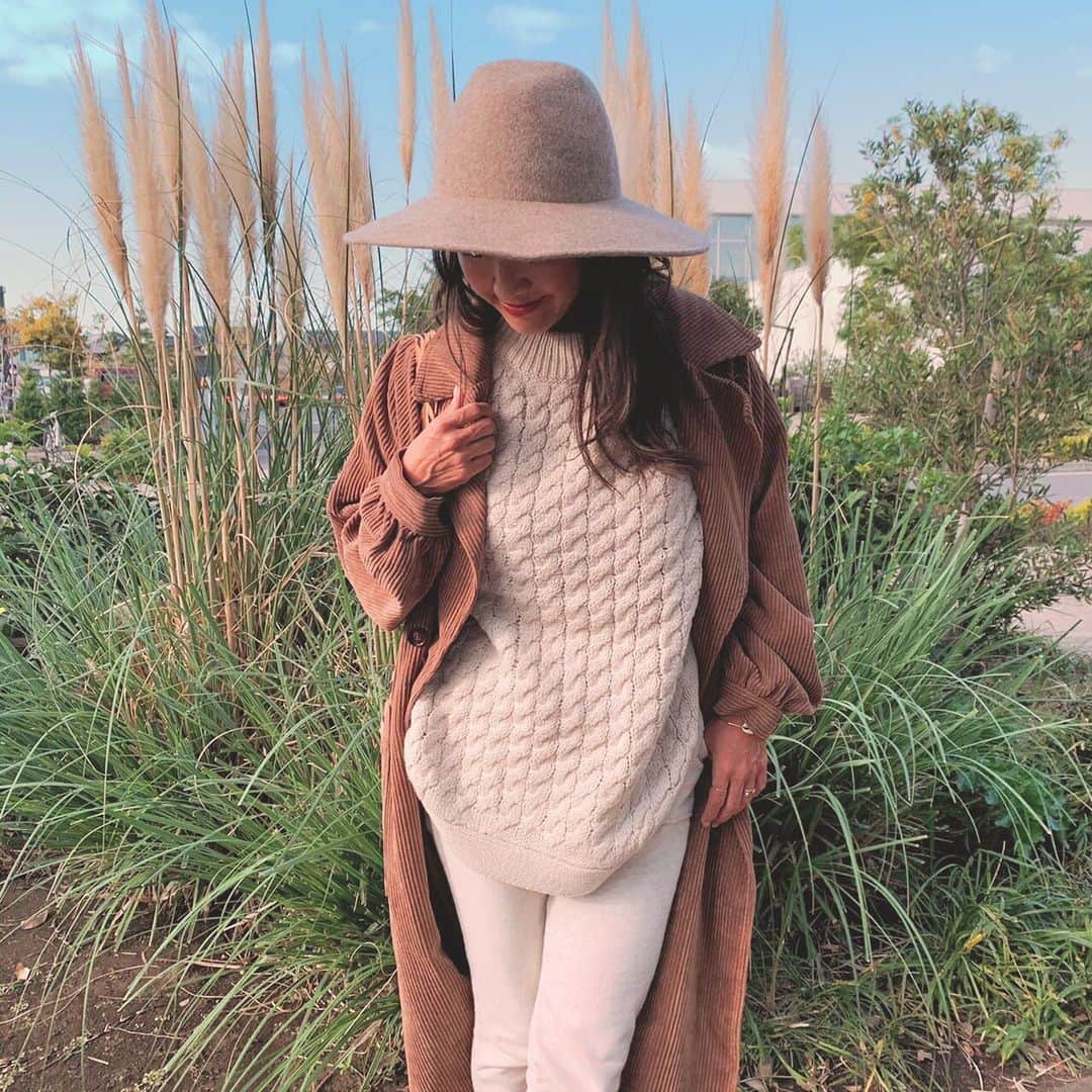 のインスタグラム：「♡ ♡ ♡  Monday ☺︎  今週もスタート▶︎▶︎▶︎  ゆらゆら電車に揺られながら  週のはじめは　都内まで♪  すでに　潮の香りがなつかしい🌊  今日も笑顔溢れる　１日を♡  #work #mondaymorning #fashion #nomusicnolife #tokyo#shonanlife #gblue #今日のコーデ #大人カジュアルコーデ #鎌倉#七里ヶ浜#葉山#逗子#kamakura#shichirigahama #hayama #zushi #myfavoriteplace ♡」