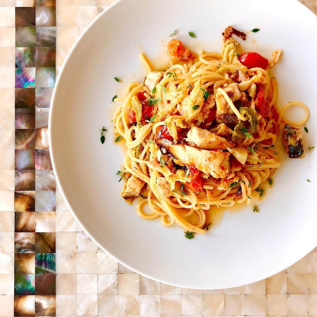 ポジリポのインスタグラム：「Weekly pasta  【グリル寒鯖とちりめんキャベツのスパゲッティ】 秋から冬にかけてが脂がのり、美味しい『寒さば』とサボイキャベツとも呼ばれる『ちりめんキャベツ』を使ったパスタ。  鯖との相性がいいのがトマトと青魚に合うハーブ(タイム)を仕上げにかけることで爽やかな香りで鯖の旨みを引きだたせました。  今が旬の食材をふんだんに使ったおすすめのパスタです。今週もお待ちしてます。 ・ ・ ・ ・ Weekly pizza  【県産青菜とナポリサラミのピッツァ 】  冬のナポリ人は葉っぱ食いです。 沖縄県産の葉野菜で、美味しくできるのが、からし菜と小松菜の組み合わせ。  これにアンチョビ、ニンニク、唐辛子を少々。 ナポリサラミ、チーズと合わさると更に美味しくなります。  南イタリアと冬の葉っぱは切り離せない組み合わせです。 ・ ・ ・ ※ランチタイムのチョイスでお選びいただけます ぜひ、お待ちしております！  #ポジリポ #ポジリポ沖縄 #沖縄ランチ #沖縄イタリアン #沖縄ピッツァ #沖縄パスタ #沖縄ワイン #沖縄グルメ #沖縄食材 #沖縄サンセット #沖縄夕日 #那覇空港 #沖縄旅行 #豊見城 #瀬長島 #ウミカジテラス #gotoキャンペーン #地域共通クーポン  #posillipo #okinawa #okinawatrip #okinawaitalian #okinawasunset #okinawalunch #senagajima  #tomigusuku #foodlover #foodie #goto #gotoeat」