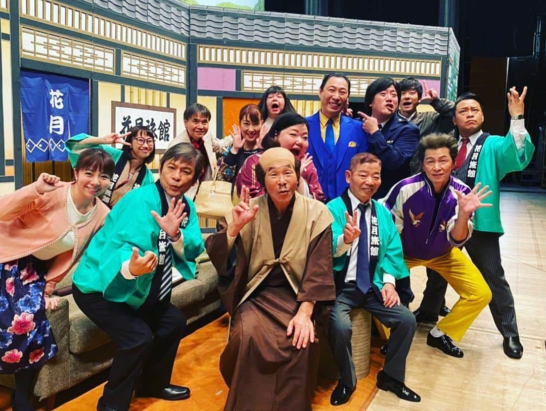 アキ（荒木良明）さんのインスタグラム写真 - (アキ（荒木良明）Instagram)「あーりーがーとうございます‼︎ 御園座のスタッフさん、新喜劇スタッフ、演者、そしてお客様✨✨徹底した感染予防対策のもと６日間の公演千穐楽を迎えさせていただきました‼︎ 気をつけてご来場くださったり、応援してくれたり、コメントくれたり、ホント有難うございました‼︎ 元気に大阪に戻ってきました。 #池乃めだか　師匠 #間寛平　師匠 #内場さん  心配が続く中やけど、体調管理して、対策して、しっかり全体を見て行動します‼︎  #つぶて浦  #荒熊神社   一日も早い新型コロナの終息と、さまざまな状況をみて動いているためにまだ公表ができていないアレコレで、たくさんの人に安心して楽しんでもらえるものをつくれるようにを祈らせてもらいました。  #坂田師匠 とてもお元気💪✨✨ 舞台でも楽屋でも、 早く結婚したいってずーっと言ってはる😊 #シンクタンク #タンク　くん  みんなが良い年に迎えられますように🙏✨🎄🎂✨✨  #クリスマス #サンタクロース #吉本新喜劇アキ #いぃよぉ #そういう時期でしょ #最近」12月14日 9時14分 - mizutamareppuaki