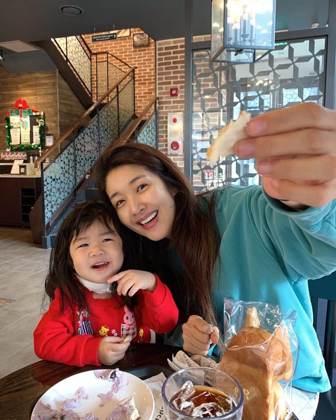 キム・ビヌさんのインスタグラム写真 - (キム・ビヌInstagram)「#일년전오늘  그냥 커피숍에서 빵만 먹었을뿐인데  백화점산타앞에서 사진찍었을뿐인데  뭔가특별해 보이네요 .  모두 힘을내어 내년오늘엔  우리 일상이 제자리로 돌아오기를  기도해야겠어요   화이팅 💪🏻」12月14日 9時16分 - binwoos