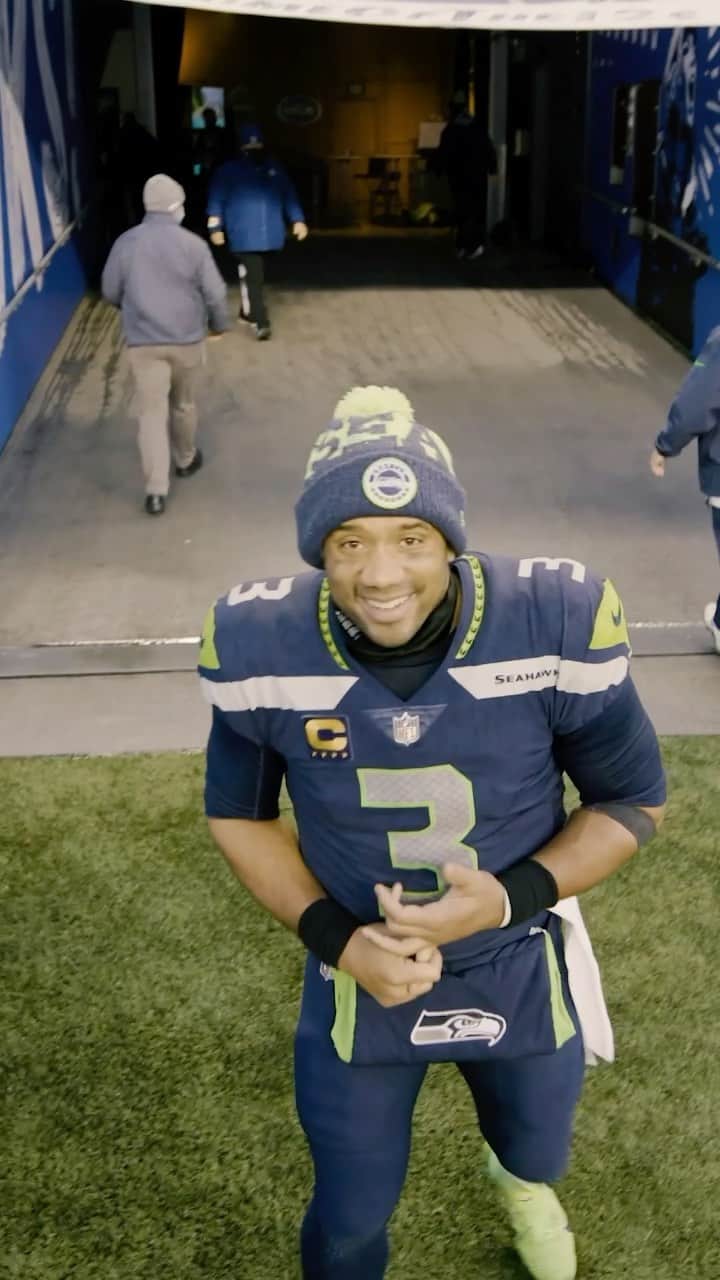 ラッセル・ウィルソンのインスタグラム：「Keep doing our thing! #W #GoHawks」