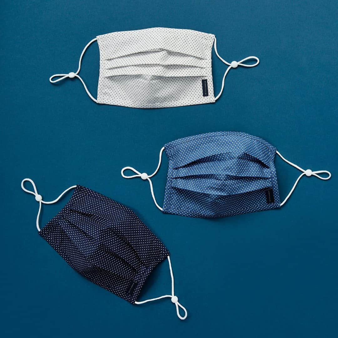 ペリーエリスのインスタグラム：「Stray protected and mask up this holiday season - tap to shop.  #LifeReadySince1976」