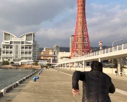 北川大介さんのインスタグラム写真 - (北川大介Instagram)「おはよう(^^) この前、 「おまえを連れて」の舞台 神戸に行って来ました！ 阪神淡路大震災から25年。 復興を成し遂げ、元気な街に生まれ変わっています。 ラストはお決まりの走り去るシーン！ 今夜YouTubeだいちゃんねるで配信です。 連れてゆきたい・・・港町神戸 誰をって？ 皆さん全員連れていきたい〜 だいちゃんねる お楽しみに！  ところで、麻婆スープ⁉️ 自動販売機で麻婆スープ！びっくり(笑) もう何でもありだね〜 とりあえず缶に入って長期保存できればOKって感じかな。 色々あって面白いね😄  今日も笑顔で顔晴りましょう！ ・ ・ #神戸 #港町 #お前を連れて #走る #北川大介 #星空のツイスト #YouTube #だいちゃんねる #えくぼ #八重歯 #リーゼント #イエーイ #顔晴ろう #一生青春 #早くコロナが終息しますように」12月14日 9時22分 - kitagawadaisuke_official