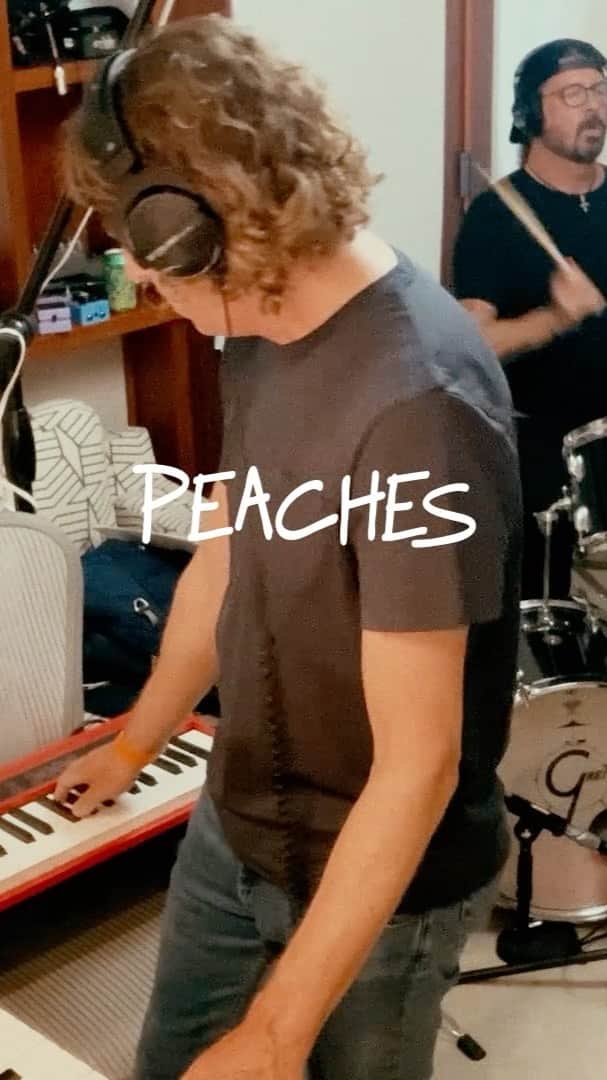 フー・ファイターズのインスタグラム：「Drake’s not the only musical Jew from Canada…tonight we feature a Canadian rock G-Dess…who coincidentally grew up around the corner from a Canadian Jewish rock G-D (G-ddy Lee). Straight out the mikvah, here’s @peachesnisker!    #hanukkahsessions #happyhanukkah @gregkurstin」