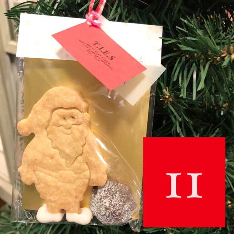 のインスタグラム：「クリスマスまであと11日🎄  ＜T.I.E.S＞サンタクッキー  お待たせしました✨ 毎年人気の @ties.tieees クリスマス限定クッキーが入荷しました❗️ ツリーのオーナメントとしても飾ることが出来るクッキー🍪 とってもかわいくて、とってもおいしいですよ🎄✨  ＜T.I.E.S＞サンタクッキー  ¥350+税 .  BEAMS各店では、BEAMS CLUB会員の皆様へ感謝の気持ちを込めたダブルポイントキャンペーンを開催中！期間中は、通常の2倍のポイントを差し上げます。  年間の購入金額に応じたお客さまのステージで、ポイントの還元率や特典が異なります。詳しくはマイページで、ご自身のステージをお確かめください。  開催期間 2020年12月10日（木）〜12月20日（日）  新型コロナウィルスの感染拡大を防止し、お客様とスタッフの安心安全を守るため、衛生管理体制にて営業いたします。  ご迷惑をお掛けし申し訳ございませんが、何卒ご理解ご協力のほど、宜しくお願い申し上げます。  ビームス各店舗の営業状況につきましては、施設、店舗へお問い合わせください。 . #ties #cockie #cockies #christmascockies  #christmasparty #クリスマスパーティ #クリスマスクッキー #クリスマスクッキーセット #クリスマスツリー #クリスマスツリー飾り付け  #クリスマスツリー🎄  #オーナメントツリー  #オーナメント #クッキーオーナメント #手作りクッキー  #クッキー手作り #クリスマス #クリスマスプレゼント #クリスマスプレゼント🎁  #kodomobeams  #beams  #daikanyama  #こどもビームス  #ビームス  #代官山 新作アイテムはプロフィールのリンク🔗からビームス公式サイト、こども ビームスページをチェック❗️ ※お問い合わせにつきましては、お電話にて承ります。」