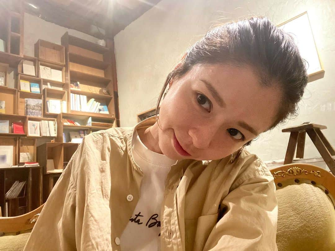 岩崎裕美さんのインスタグラム写真 - (岩崎裕美Instagram)「#ぴーの松本トリップ🍁  私以外いなかったので お店の方に許可頂きお写真撮らせてもらったのだけど どこも絵になる素敵な空間でした。  陽の光が入る時間に来たら それはそれでまた綺麗で居心地が良いんだろうな〜。  おうちの近くにこーんな素敵なお店があると 通い詰めちゃいそう。近くの方羨ましい。 ＿＿＿＿＿＿＿＿＿＿＿＿＿＿＿＿＿＿＿＿＿＿＿＿＿ #trip #travel #japan #matsumoto #nagano #cafe #scones #旅行 #旅 #長野 #長野県 #日本 #松本 #松本市 #長野グルメ #松本グルメ #カフェ #長野カフェ #松本カフェ #本 #スコーン #書店 #喫茶店 #栞日」12月14日 9時31分 - hiromi_iwasaki