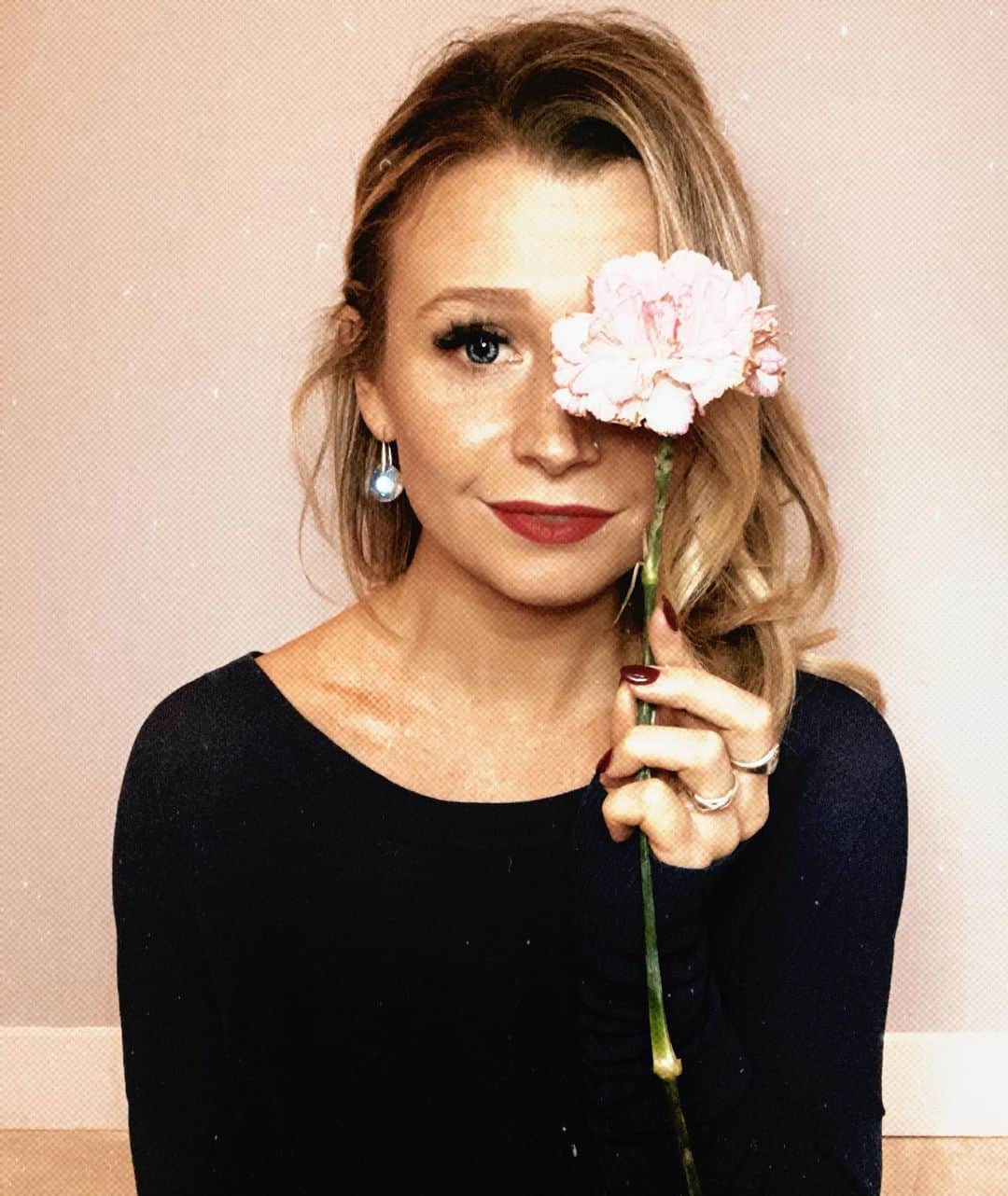 カーステン・ムーア＝タワーズのインスタグラム：「She will carry on with hope, and deeply rooted faith, that even in these unknowns, she is growing while she waits ~ Morgan Harper Nichols 🌸」