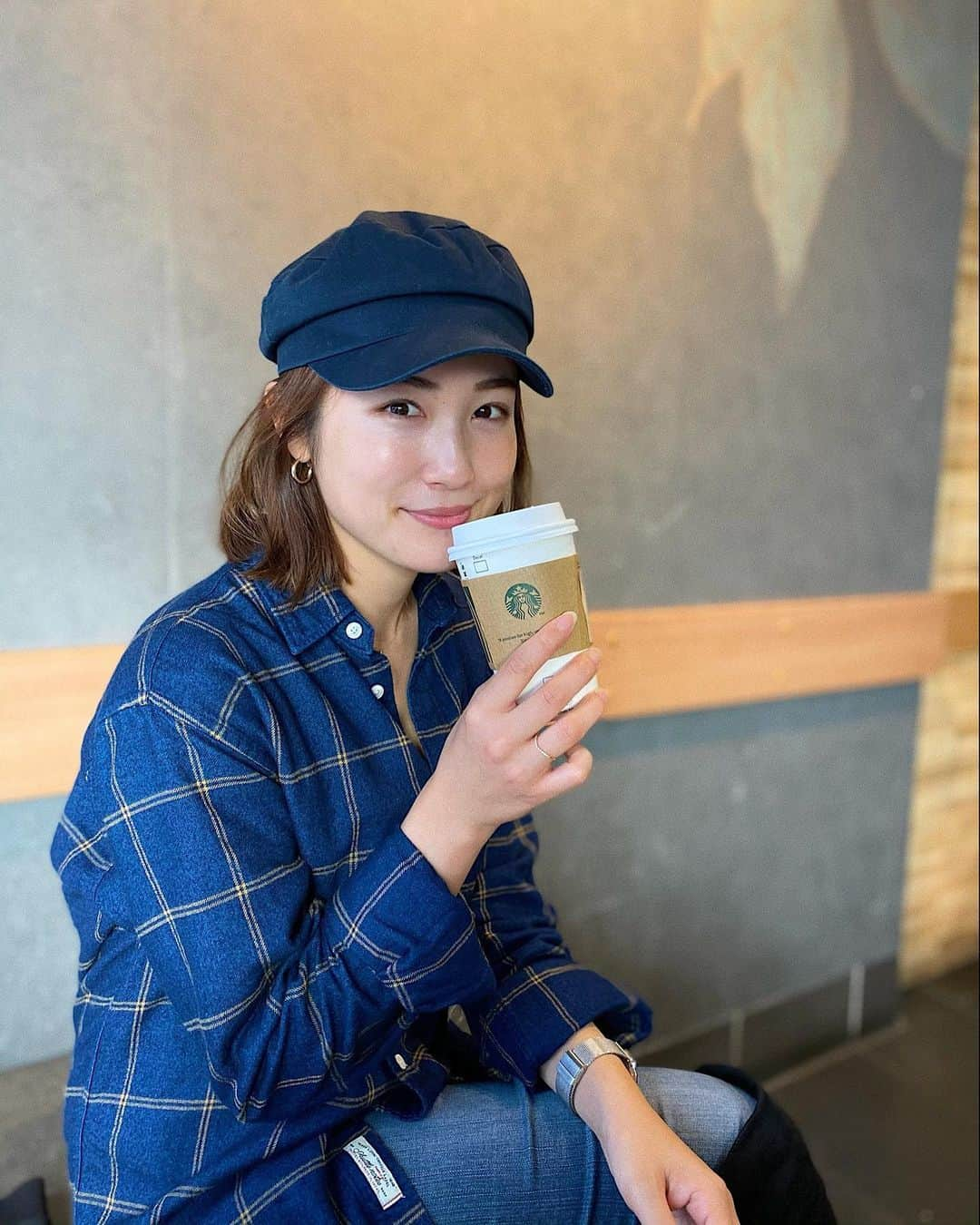 中野英菜さんのインスタグラム写真 - (中野英菜Instagram)「気がついたらもう12月。 あっという間な1年だぁ！ 全然IG更新できてなくてごめんよ🥸 最近はジンジャーブレッドラテが始まりましたね🎄✨ #おはよございます #とある前の休日 #スタバ #シャツは借り物 #japan #starbucks #holiday」12月14日 9時38分 - ena_biyou